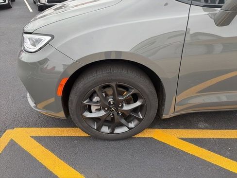 Used 2021 Chrysler Pacifica Touring w/ Uconnect Theater Family Group image 7