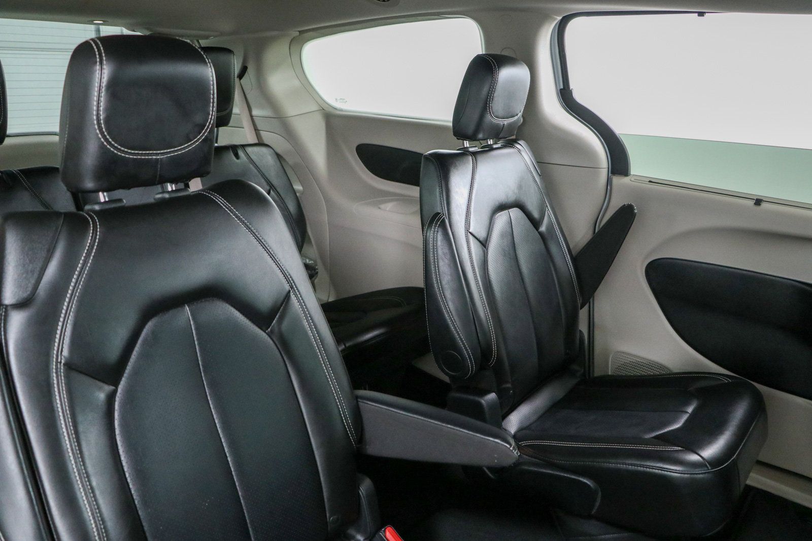 Used 2024 Chrysler Pacifica Touring-L FWD image 28