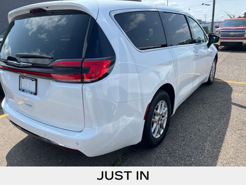 Used 2024 Chrysler Pacifica Touring-L FWD image 15