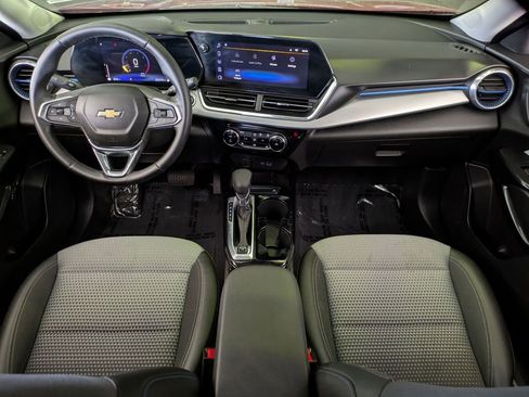 Used 2025 Chevrolet Trax LT w/ LT Convenience Package FWD image 25
