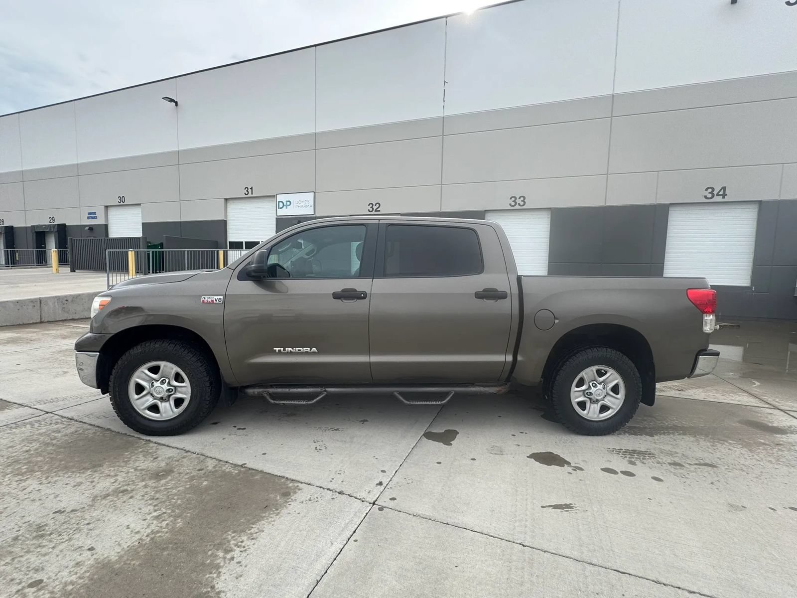 Used 2012 Toyota Tundra 4x4 CrewMax w/ Tow Pkg image 2