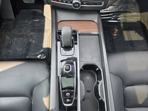 Used 2022 Volvo XC60 B5 Momentum image 14