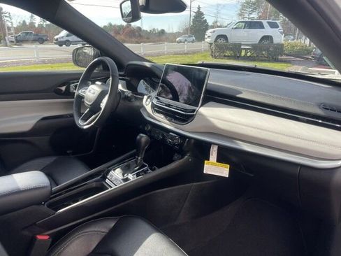 Used 2025 Jeep Compass Limited w/ Sun & Sound Group image 11