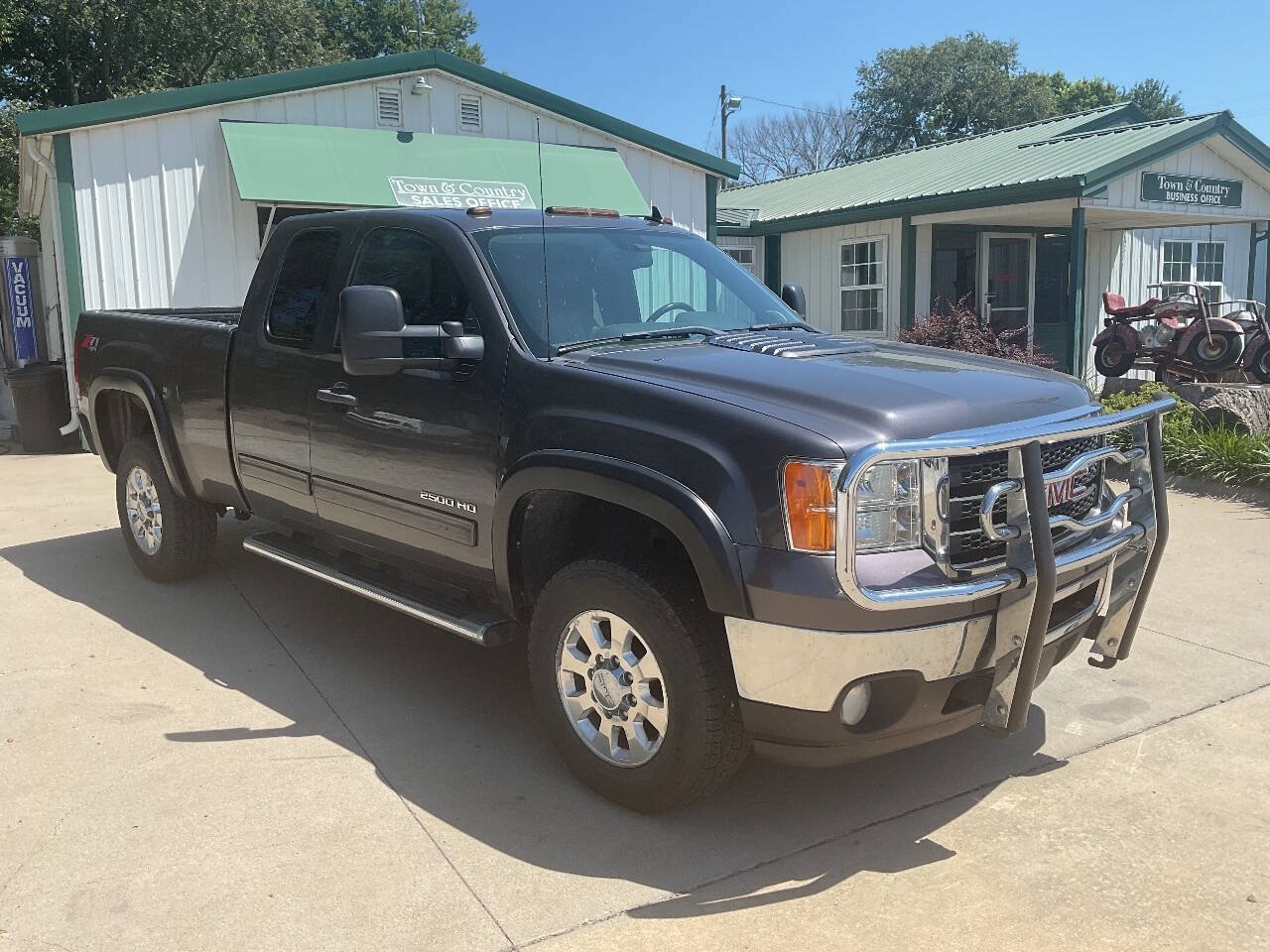 Used 2011 GMC Sierra 2500 SLE w/ SLE Preferred Package AWD/4WD image 3