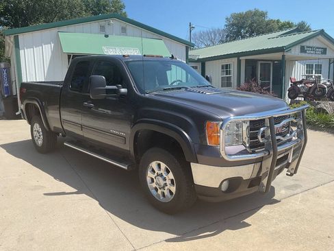 Used 2011 GMC Sierra 2500 SLE w/ SLE Preferred Package AWD/4WD image 3