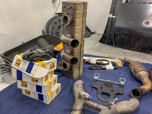 Used 2005 Ford GT RWD image 71