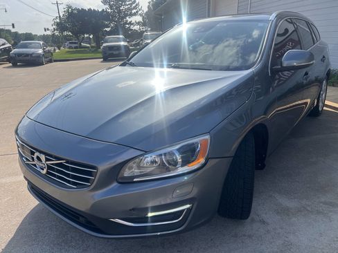 Used 2017 Volvo V60 T5 Platinum FWD image 3