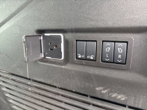 Used 2025 GMC Yukon XL Denali AWD/4WD image 42