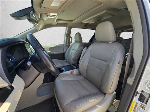 Used 2019 Toyota Sienna XLE Premium FWD image 17
