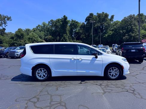 Used 2025 Chrysler Pacifica Select FWD image 4