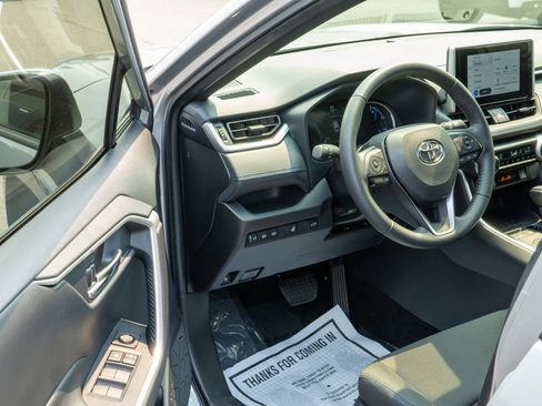 Used 2023 Toyota RAV4 SE w/ Convenience Package image 10