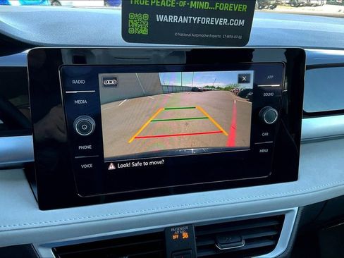 Used 2025 Volkswagen Taos SE image 15