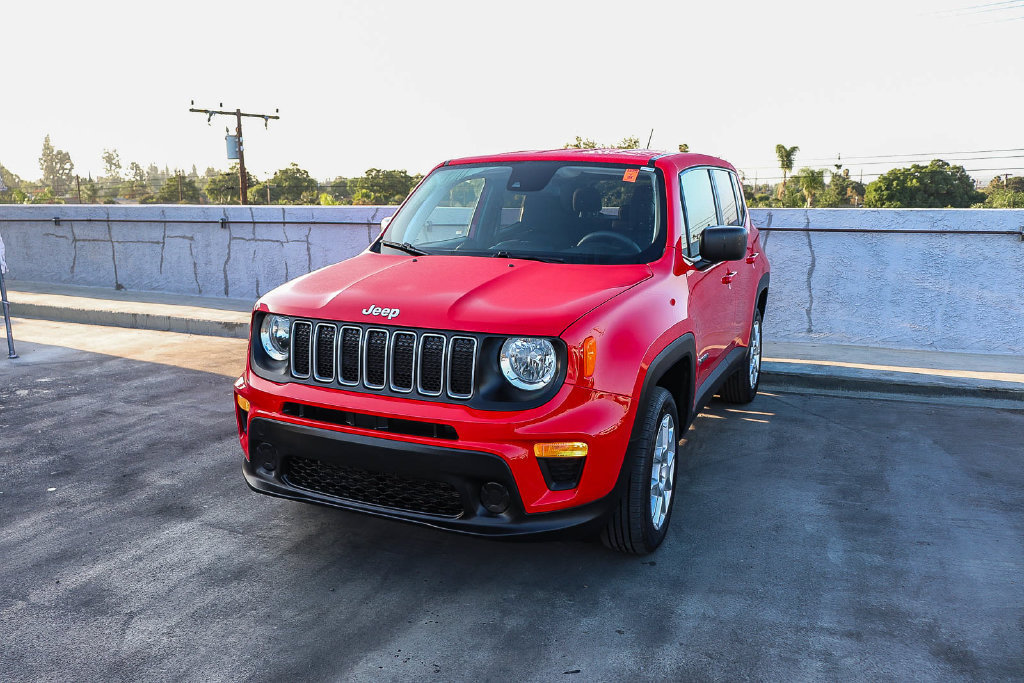 Used 2023 Jeep Renegade Latitude AWD/4WD image 4