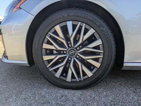 Used 2023 Nissan Altima 2.5 SV FWD image 11