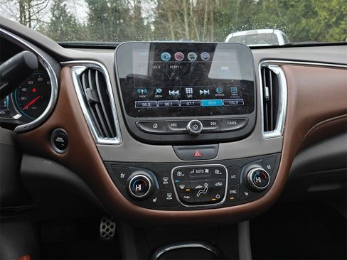 Used 2017 Chevrolet Malibu Premier w/ Premier Sun and Wheel Package image 5