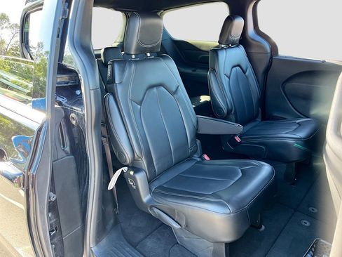 Certified 2025 Chrysler Pacifica Select AWD/4WD image 24