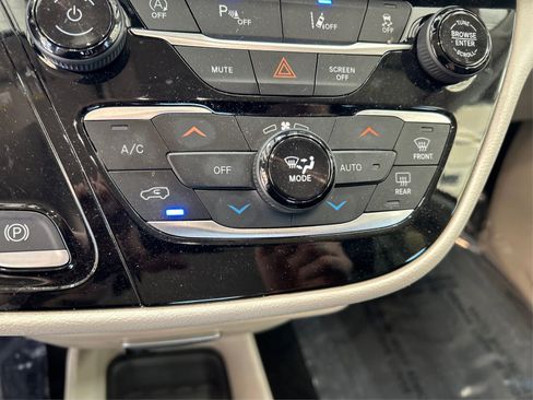 Used 2023 Chrysler Pacifica Touring-L FWD image 26