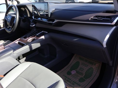 Used 2024 Toyota Sienna XLE image 10