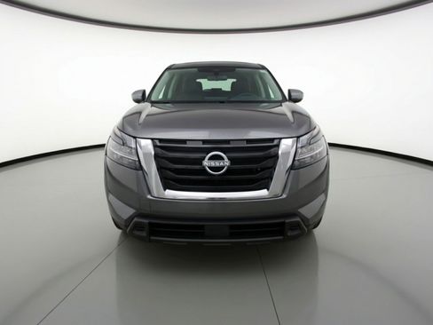 Used 2025 Nissan Pathfinder SV image 2
