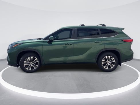 Used 2023 Toyota Highlander XLE AWD/4WD image 4