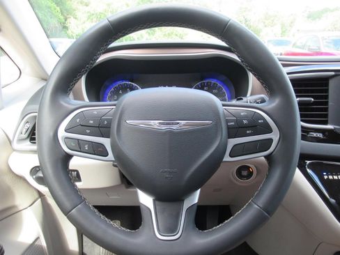 Certified 2022 Chrysler Voyager LX FWD image 21