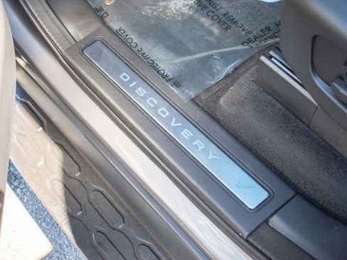 Used 2025 Land Rover Discovery Dynamic SE image 17