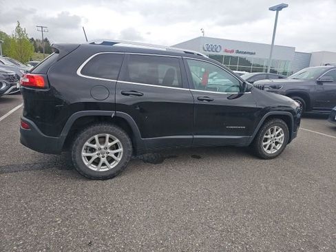 Used 2018 Jeep Cherokee Latitude Plus w/ Cold Weather Group AWD/4WD image 4