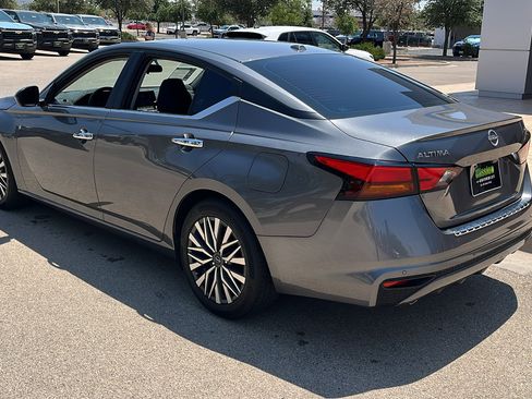 Used 2023 Nissan Altima 2.5 SV FWD image 6