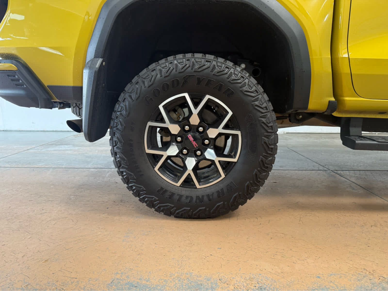 Used 2024 GMC Canyon AT4X AWD/4WD image 8