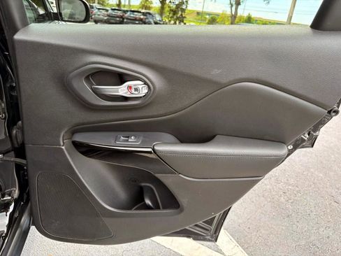 Used 2019 Jeep Cherokee Latitude Plus image 18