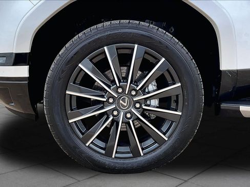 Used 2024 Lexus GX 550 w/ Accessory Package (2T) AWD/4WD image 11