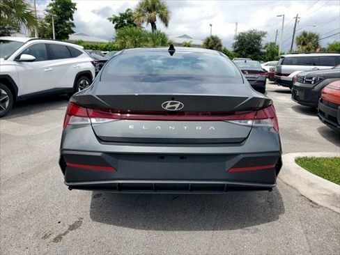 Used 2025 Hyundai Elantra SE FWD image 4