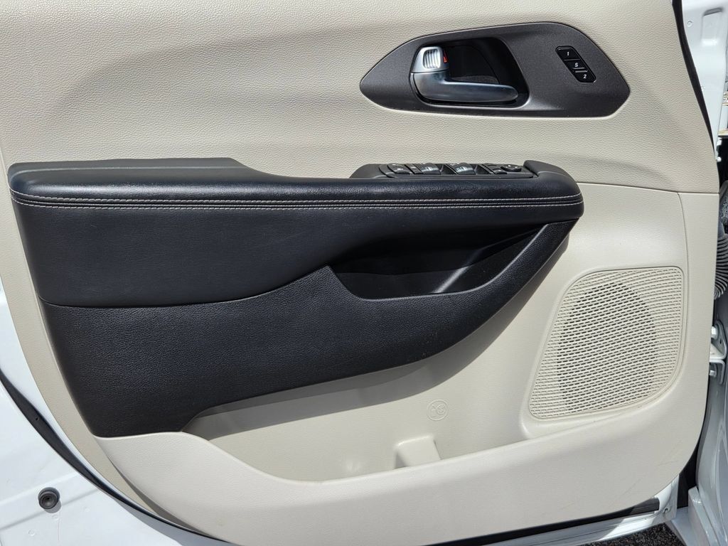 Used 2024 Chrysler Pacifica Touring-L FWD image 12