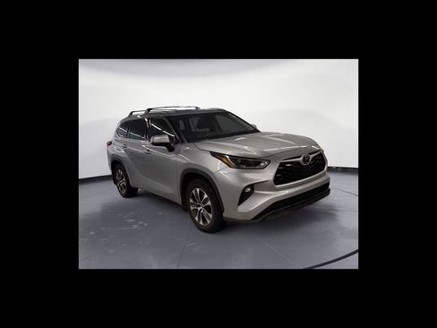 Used 2021 Toyota Highlander XLE AWD/4WD image 8