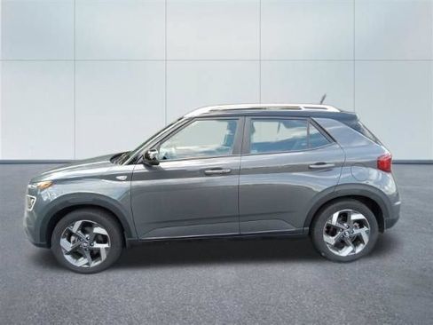 Used 2024 Hyundai Venue Limited FWD image 2