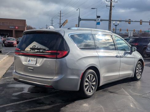 Used 2021 Chrysler Pacifica Touring-L image 4