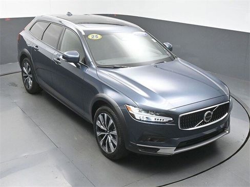 Certified 2025 Volvo V90 B6 Cross Country Plus image 43