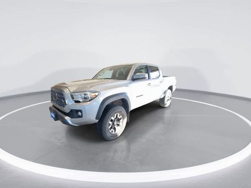 Used 2019 Toyota Tacoma TRD Off-Road w/ Technology Package AWD/4WD image 4