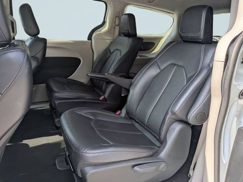 Used 2024 Chrysler Pacifica Limited FWD image 15