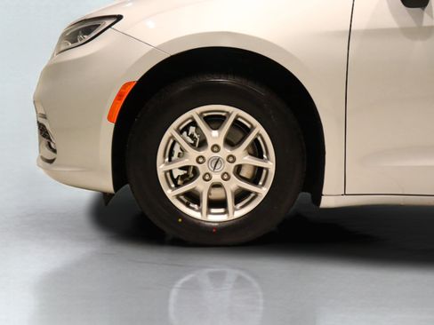 Used 2024 Chrysler Pacifica Touring-L image 7