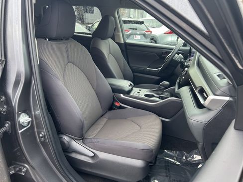 Certified 2023 Toyota Highlander L image 25