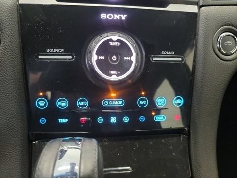 Used 2017 Ford Taurus Limited FWD image 21