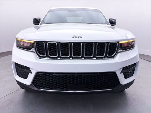Used 2023 Jeep Grand Cherokee Laredo w/ Trailer Tow Prep Group (B) AWD/4WD image 10