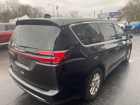 Used 2024 Chrysler Pacifica Touring-L FWD image 4
