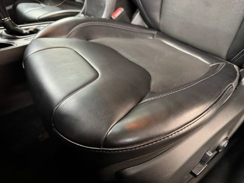 Used 2019 Jeep Cherokee Latitude Plus FWD image 14