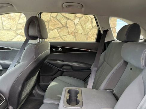 Used 2016 Kia Sorento LX w/ LX Convenience Package image 7