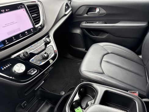 Used 2025 Chrysler Pacifica Select FWD image 22