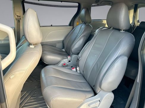Used 2014 Toyota Sienna LE FWD image 28