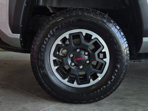 Certified 2025 Toyota Tacoma TRD Off-Road image 5