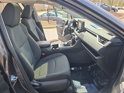 Used 2021 Toyota RAV4 XLE w/ Convenience Package image 10